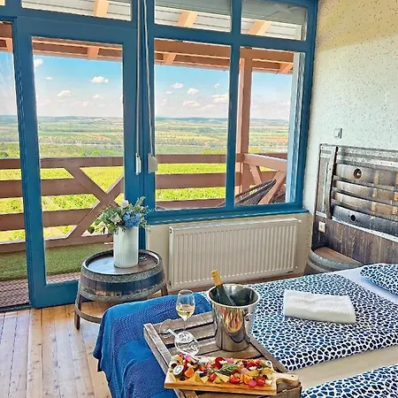 Hilltop Borbirtok & Etterem Ξενοδοχείο *