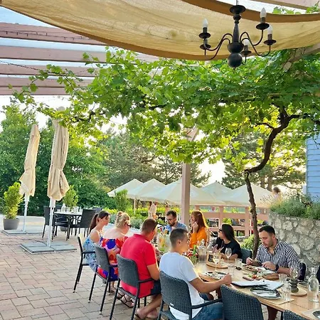 Hilltop Borbirtok & Etterem Ξενοδοχείο Neszmély